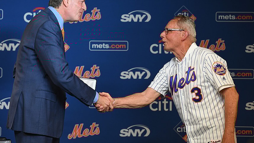 New York City Mayor Bill de Blasio presents Bud Harrelson of the 1969 Mets championship team with a key to the city