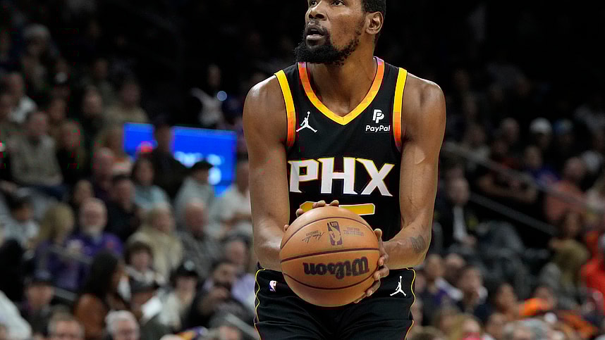 Phoenix Suns forward Kevin Durant (35) shoots a technical foul against the New York Knicks in the first half at Footprint Center