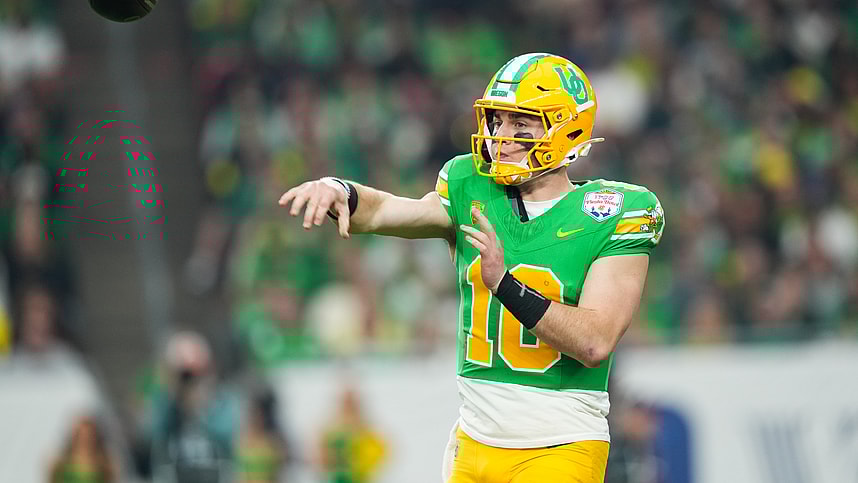 Oregon Ducks quarterback Bo Nix (10) (New York Giants prospect)