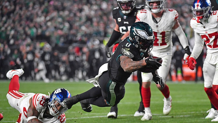 Philadelphia Eagles running back D'Andre Swift (0) scores a touchdown past New York Giants safety Xavier McKinney (29) during the fourth quarter at Lincoln Financial Field