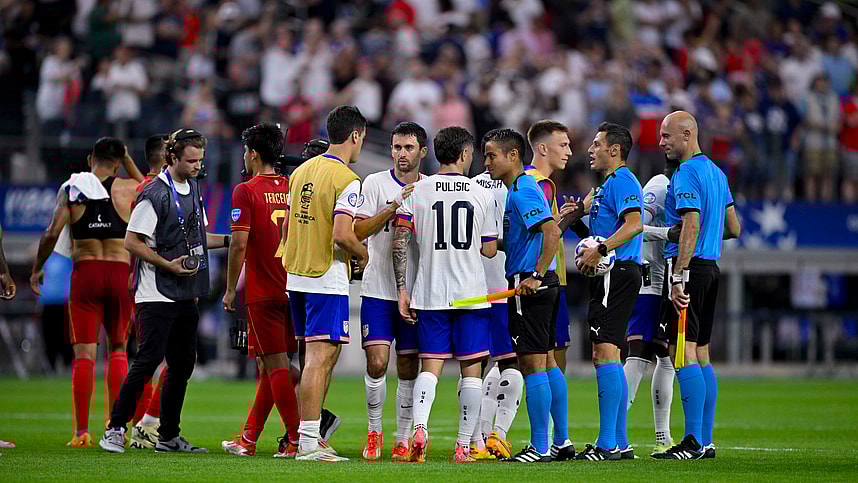 Jun 23, 2024; Arlington, TX, USA; United States forward Christian Pulisic (10) and team USA gather after the game against Bolivia in a 2024 Copa America match at AT&T Stadium. Mandatory Credit: Jerome Miron-USA TODAY Sports