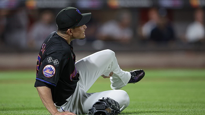 Jul 26, 2024; New York City, New York, USA; New York Mets starting pitcher Kodai Senga (34) reacts after an injury during the fifth inning against the Atlanta Braves at Citi Field. Mandatory Credit: Vincent Carchietta-USA TODAY Sports