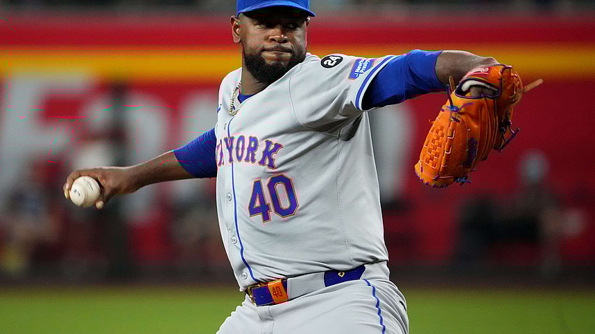 Aug 28, 2024; Phoenix, Arizona, USA; New York Mets pitcher Luis Severino (40) pitches against the Arizona Diamondbacks during the third inning at Chase Field. Mandatory Credit: Joe Camporeale-Imagn Images