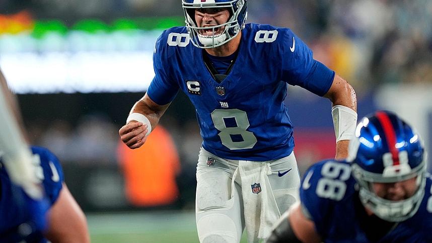 New York Giants quarterback Daniel Jones (8) had a difficult time handling the wet ball and the Dallas Cowboys. Sunday, September 10, 2023