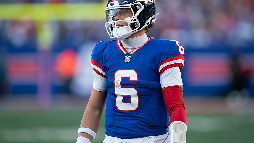 Jaxson Dart, Giants, New York Giants quarterback Jaxson Dart (6) gets ready for the offense to take the field during a week 9 game between New York Giants and San Francisco 49ers at MetLife Stadium on Sunday, Nov. 2, 2025.