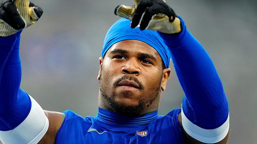 New York Giants linebacker Abdul Carter (51)l recognizes fans as he pauses during pregame practice, Thursday, August 21, 2025, in East Rutherford.