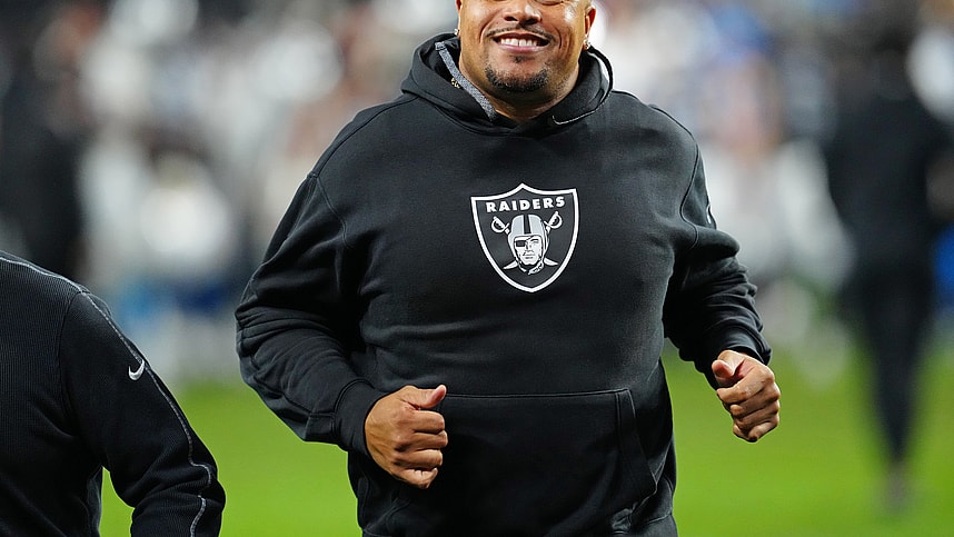 Antonio Pierce, giants, NFL: Los Angeles Chargers at Las Vegas Raiders