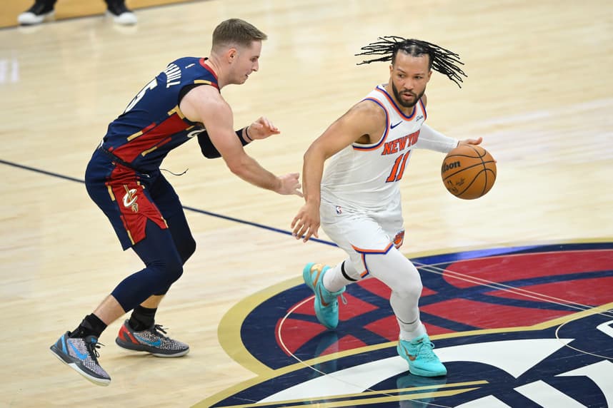 Jalen Brunson moves the ball for the Knicks against the Cavaliers