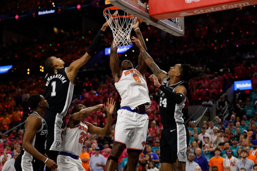 OG Anunoby shoots for the Knicks against the Spurs