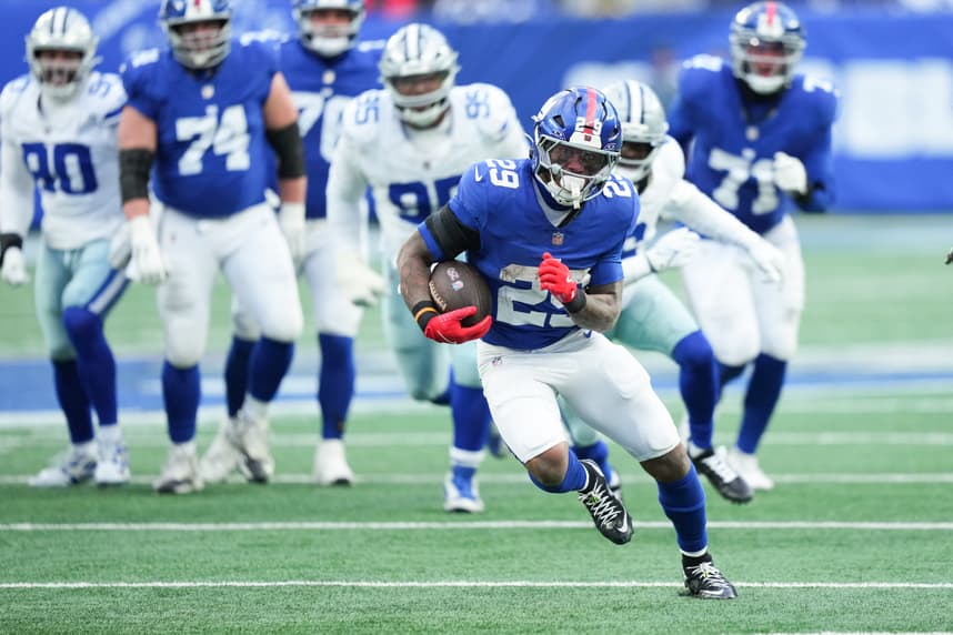 Tyrone Tracy runs for the Giants against the Cowboys