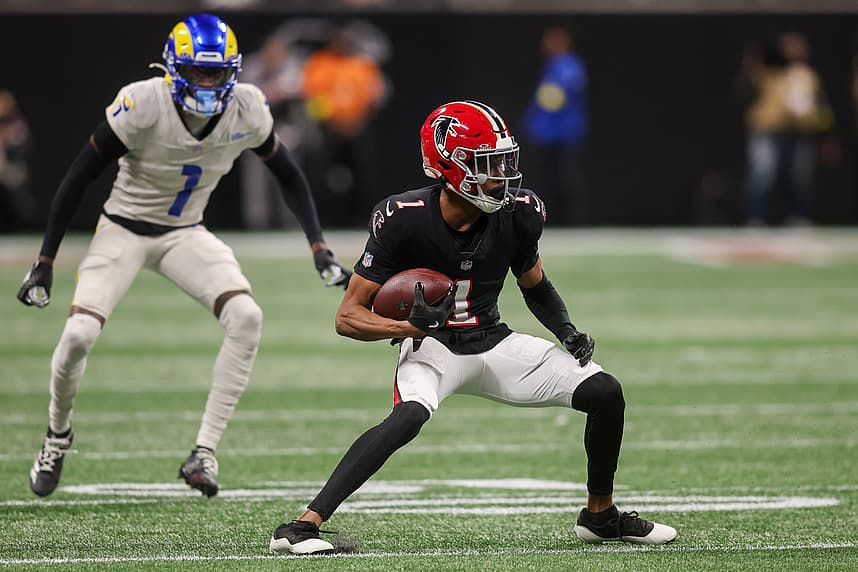 Darnell Mooney running a route during an NFL game