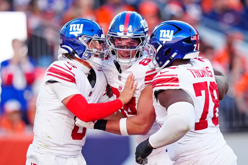 Andrew Thomas blocking for the Giants