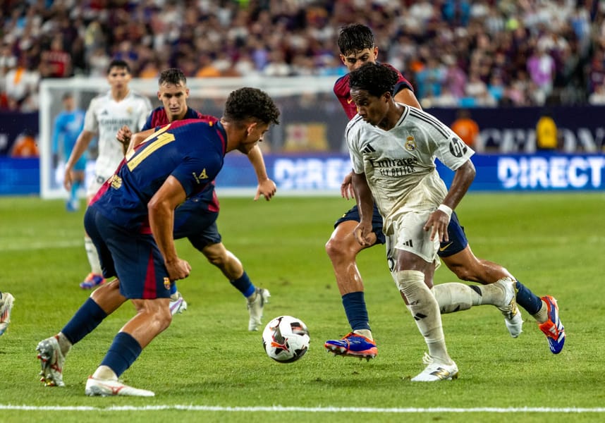 The Barcelona defensive line stopped Endrick | Credit: Alejandro Izurieta