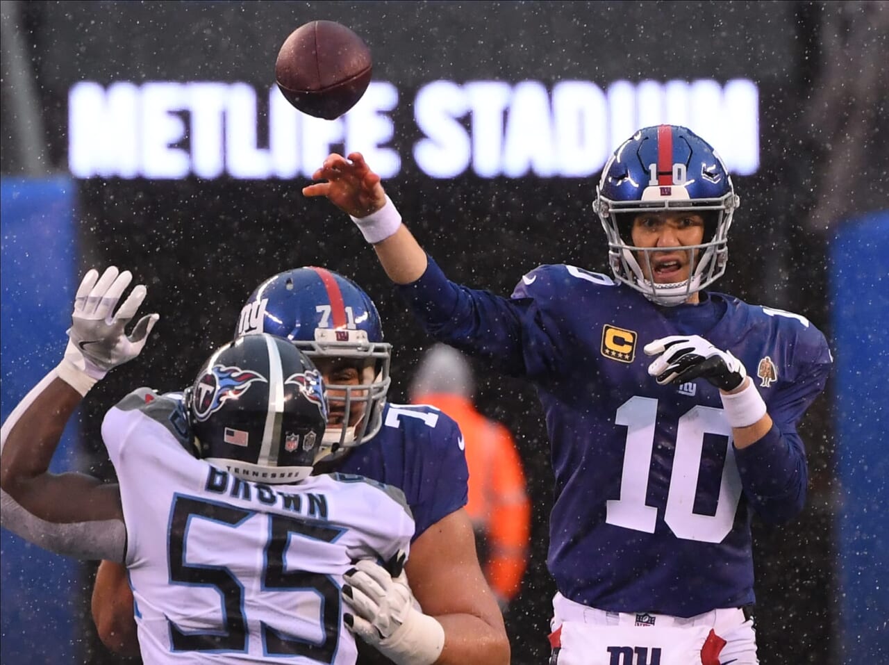 Should Eli Manning Remain On The New York Giants In 2019?