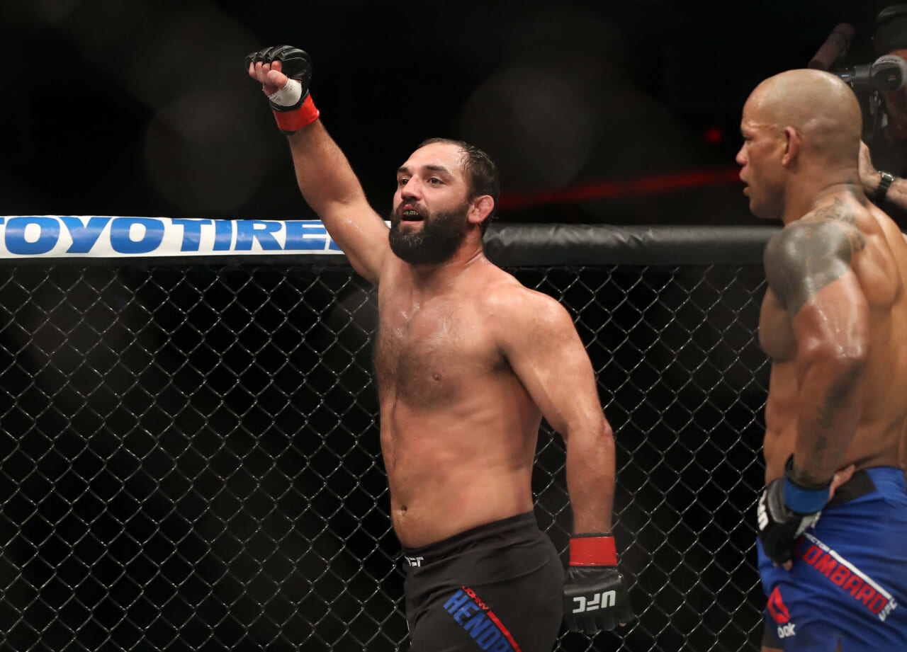 UFC: Should athletic commissions show live scores in between rounds?