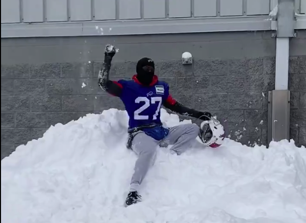 VIDEO: Buffalo Bills battle in the snow after Winter Storm Gail