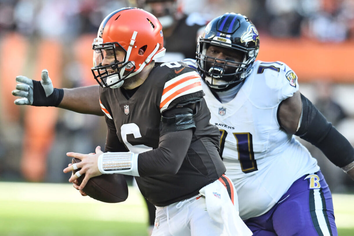 Ravens DT Justin Ellis (71) pressuring Browns QB Baker Mayfield.