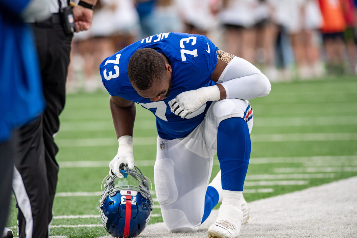 Evan Neal injury update: Giants left guard suffers leg injury [updated] -  Big Blue View