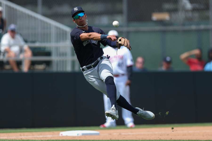 Yankees Oswaldo Cabrera catch third base right field defense