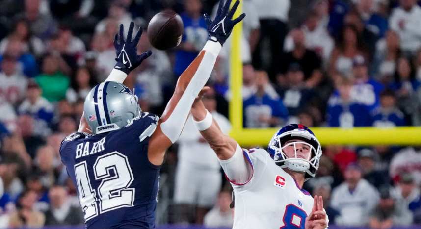 New York Giants quarterback Daniel Jones (8) throws over Dallas Cowboys linebacker Anthony Barr