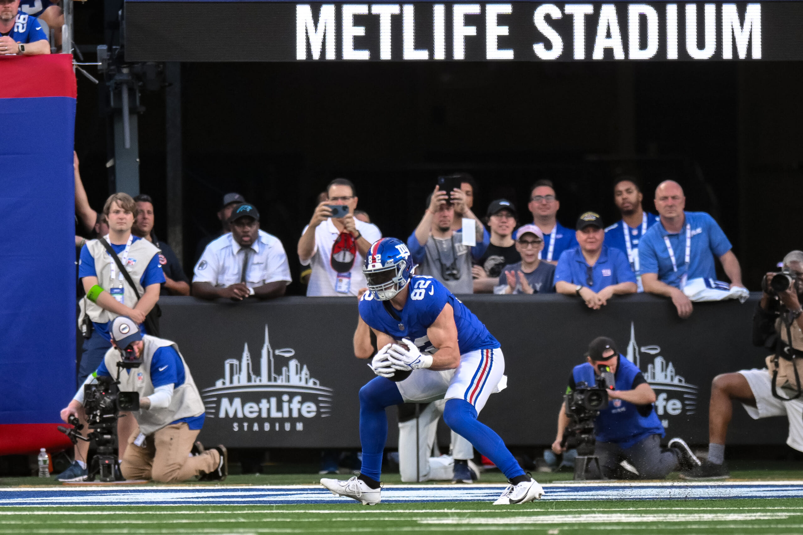 New York Giants tight end Daniel Bellinger (82) catches a touchdown pass against the Carolina Panthers during the first quarter at MetLife Stadium