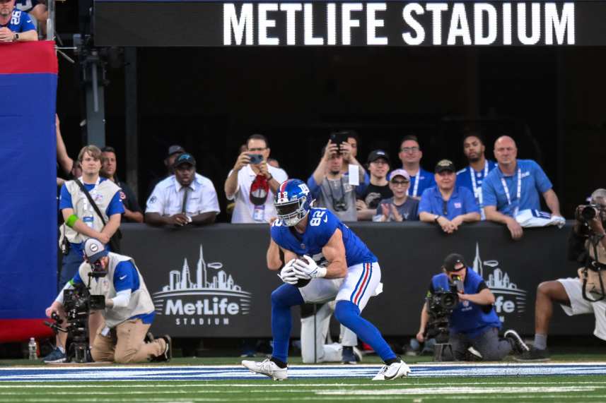 New York Giants tight end Daniel Bellinger (82) catches a touchdown pass against the Carolina Panthers during the first quarter at MetLife Stadium