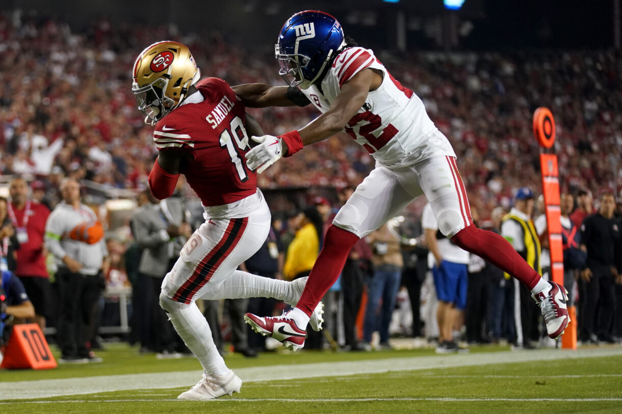 San Francisco 49ers wide receiver Deebo Samuel (19) catches a touchdown pass in front of New York Giants cornerback Adoree