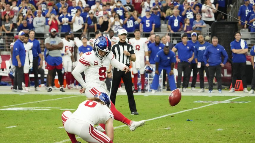 New York Giants place kicker Graham Gano (9) kicks the game winning field goal against the Arizona Cardinals in the second half at State Farm Stadium