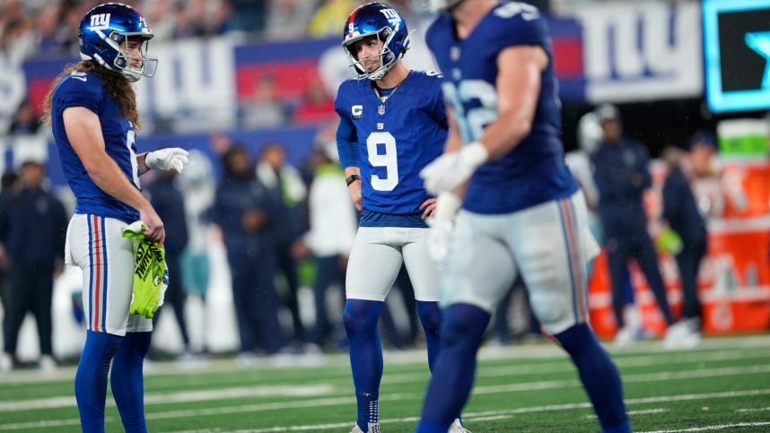 New York Giants place kicker Graham Gano (9) reacts after missing a field goal attempt