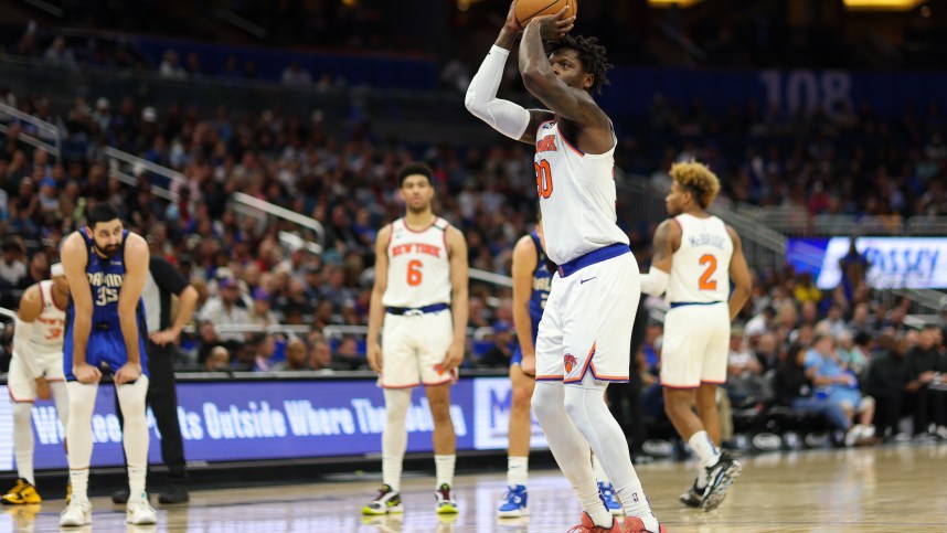 New York Knicks forward Julius Randle (30) shoots a free throw off a technical foul against the Orlando Magic in the first quarter at Amway Center