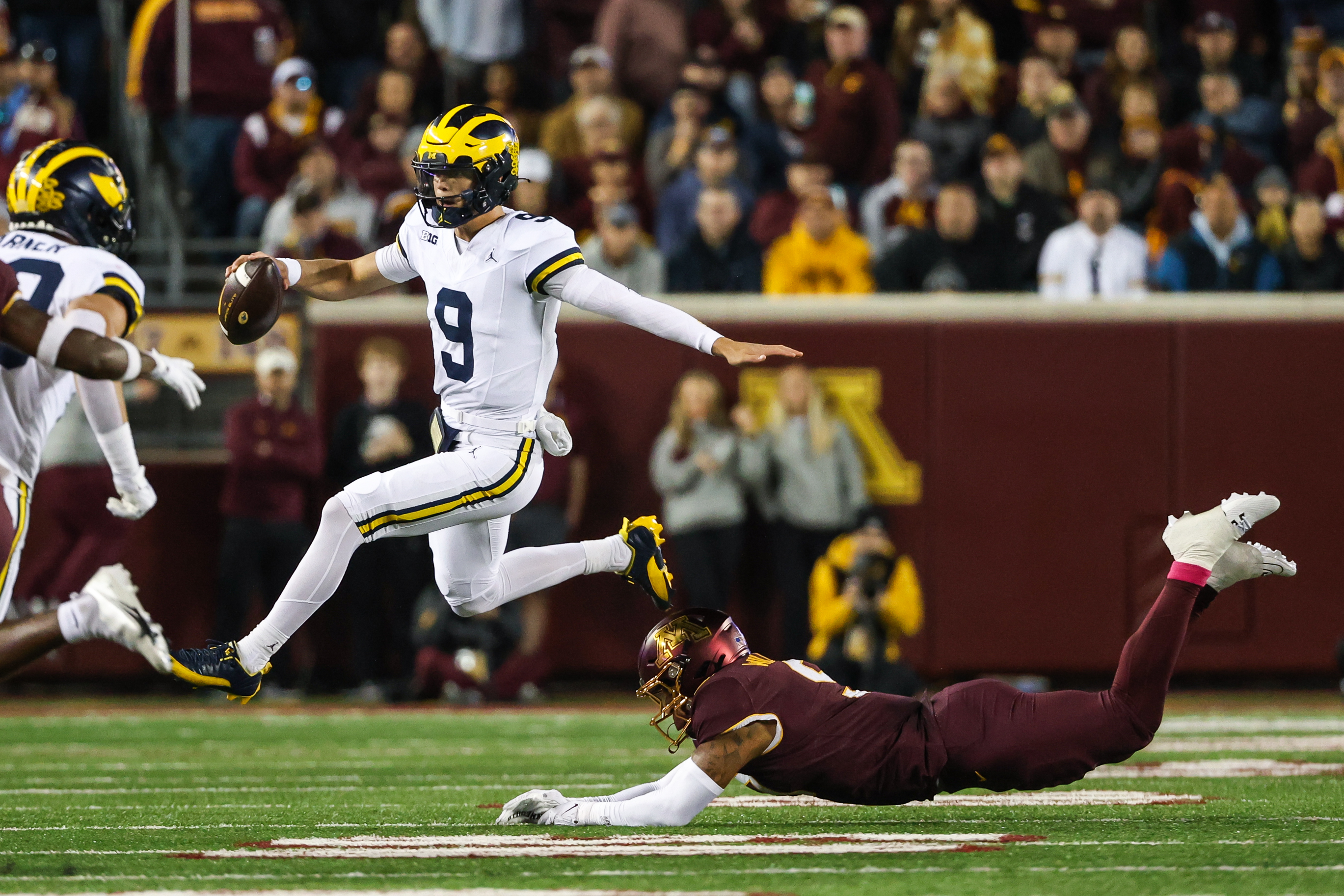 Michigan Wolverines quarterback J.J. McCarthy (New York Giants prospect) (9) runs the ball against the Minnesota Golden Gophers during the first quarter at Huntington Bank Stadium, new york giants