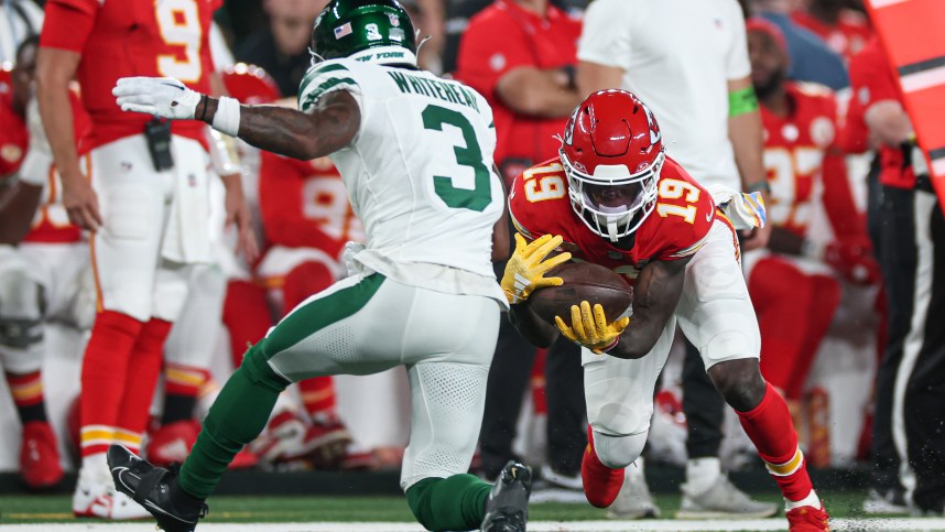Kansas City Chiefs wide receiver Kadarius Toney (19) catches the ball as New York Jets safety Jordan Whitehead (3) defends during the first half at MetLife Stadium