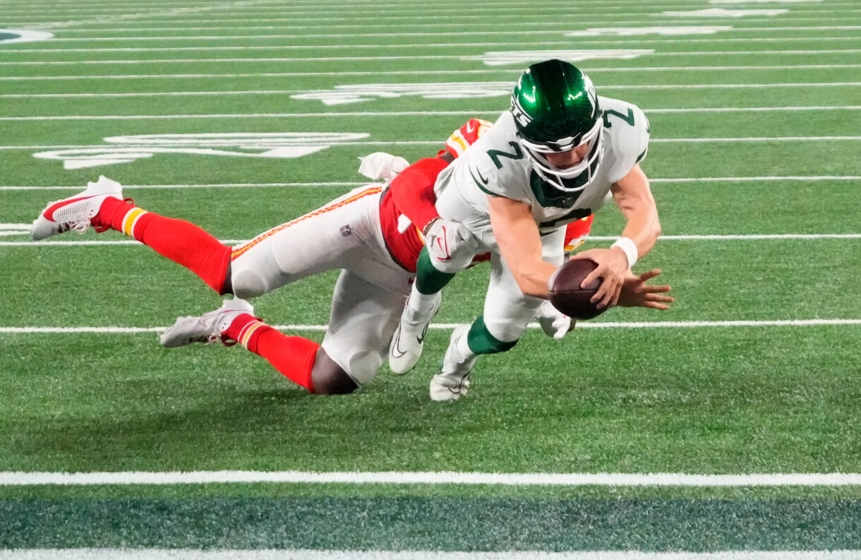 New York Jets quarterback Zach Wilson (2) scores a two point conversion ahead of Kansas City Chiefs linebacker Willie Gay (50) in the second half at MetLife Stadium