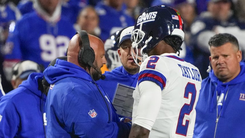 New York Giants head coach Brian Daboll speaks with New York Giants quarterback Tyrod Taylor (2) at a timeout during the first half against the Buffalo Bills at Highmark Stadium