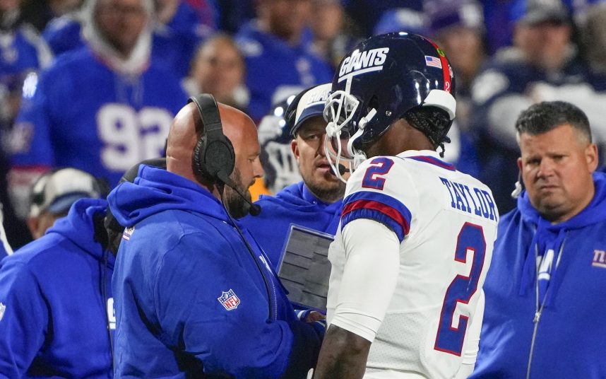 New York Giants head coach Brian Daboll speaks with New York Giants quarterback Tyrod Taylor (2) at a timeout during the first half against the Buffalo Bills at Highmark Stadium