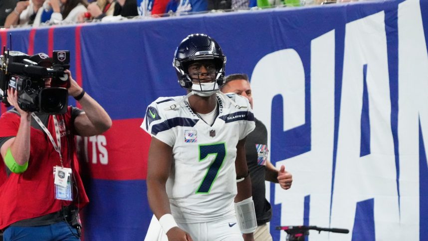 Seattle Seahawks quarterback Geno Smith (7) leaves the field during the second quarter headed for locker room at MetLife Stadium against the New York Giants
