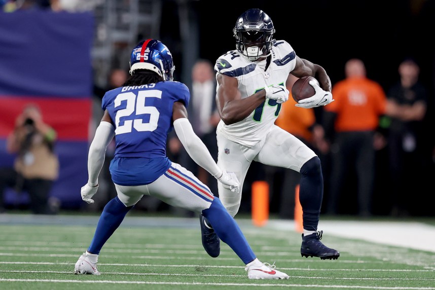 Seattle Seahawks wide receiver DK Metcalf (14) runs with the ball against New York Giants cornerback Deonte Banks (25) during the second quarter at MetLife Stadium