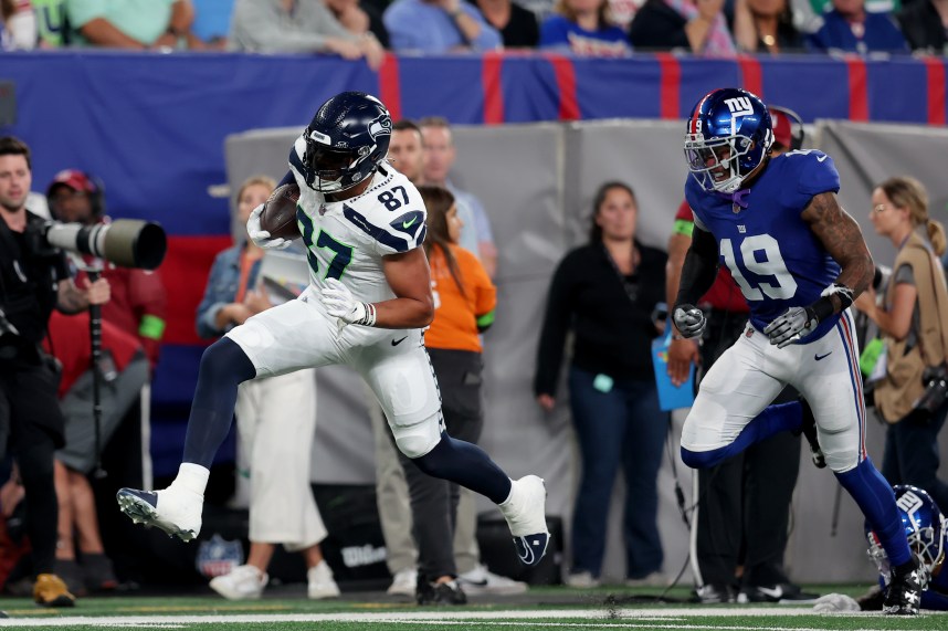 Seattle Seahawks tight end Noah Fant (87) runs with the ball against New York Giants safety Isaiah Simmons (19) during the second quarter at MetLife Stadium