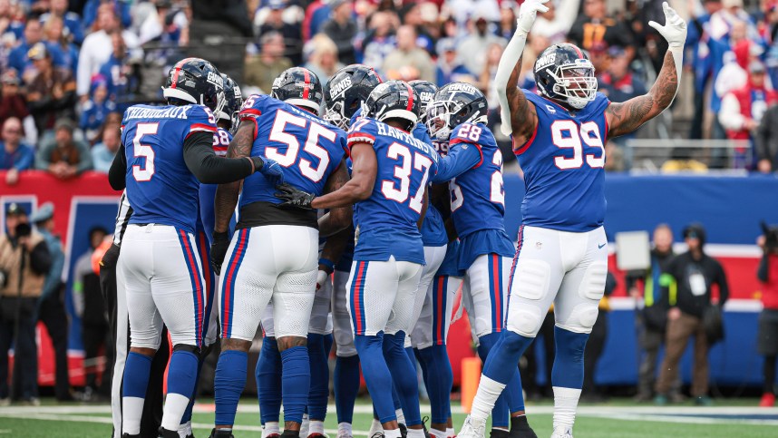 New York Giants defensive end Leonard Williams (99) gestures to the crowd before a fourth down during the fourth quarter against the Washington Commanders at MetLife Stadium