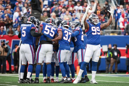 New York Giants defensive end Leonard Williams (99) gestures to the crowd before a fourth down during the fourth quarter against the Washington Commanders at MetLife Stadium