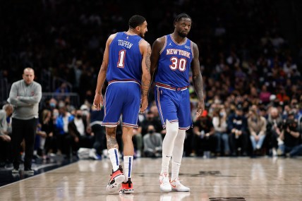 Knicks’ Julius Randle comes to Obi Toppin’s defense