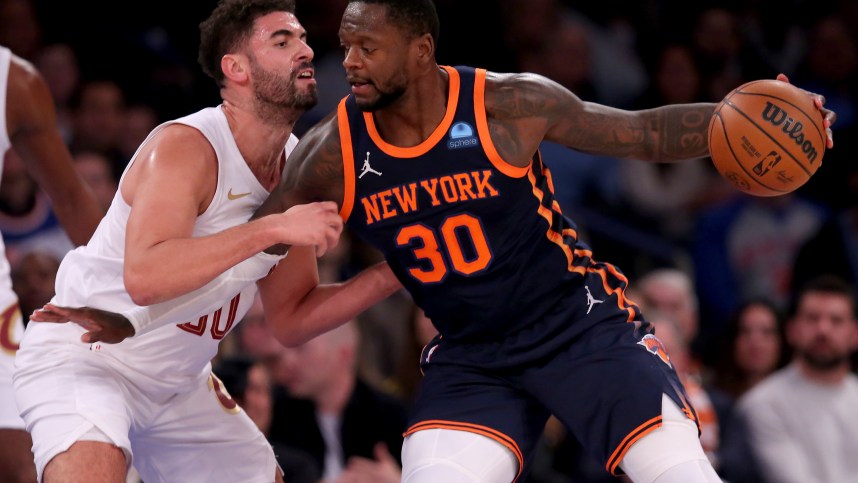 New York Knicks forward Julius Randle (30) controls the ball against Cleveland Cavaliers forward Georges Niang (20) during the first quarter at Madison Square Garden