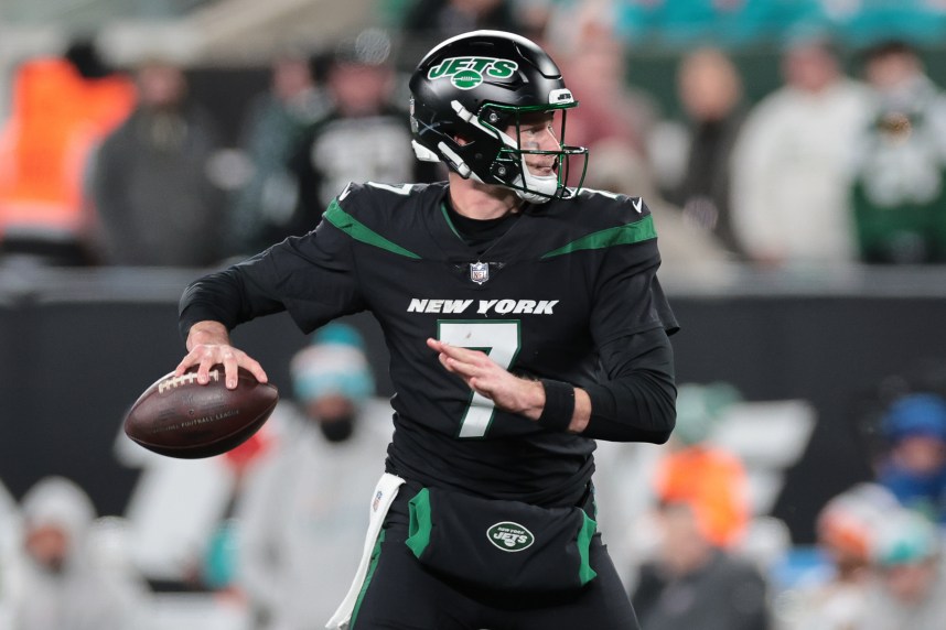 New York Jets quarterback Tim Boyle (7) throws the ball during the second half against the Miami Dolphins at MetLife Stadium