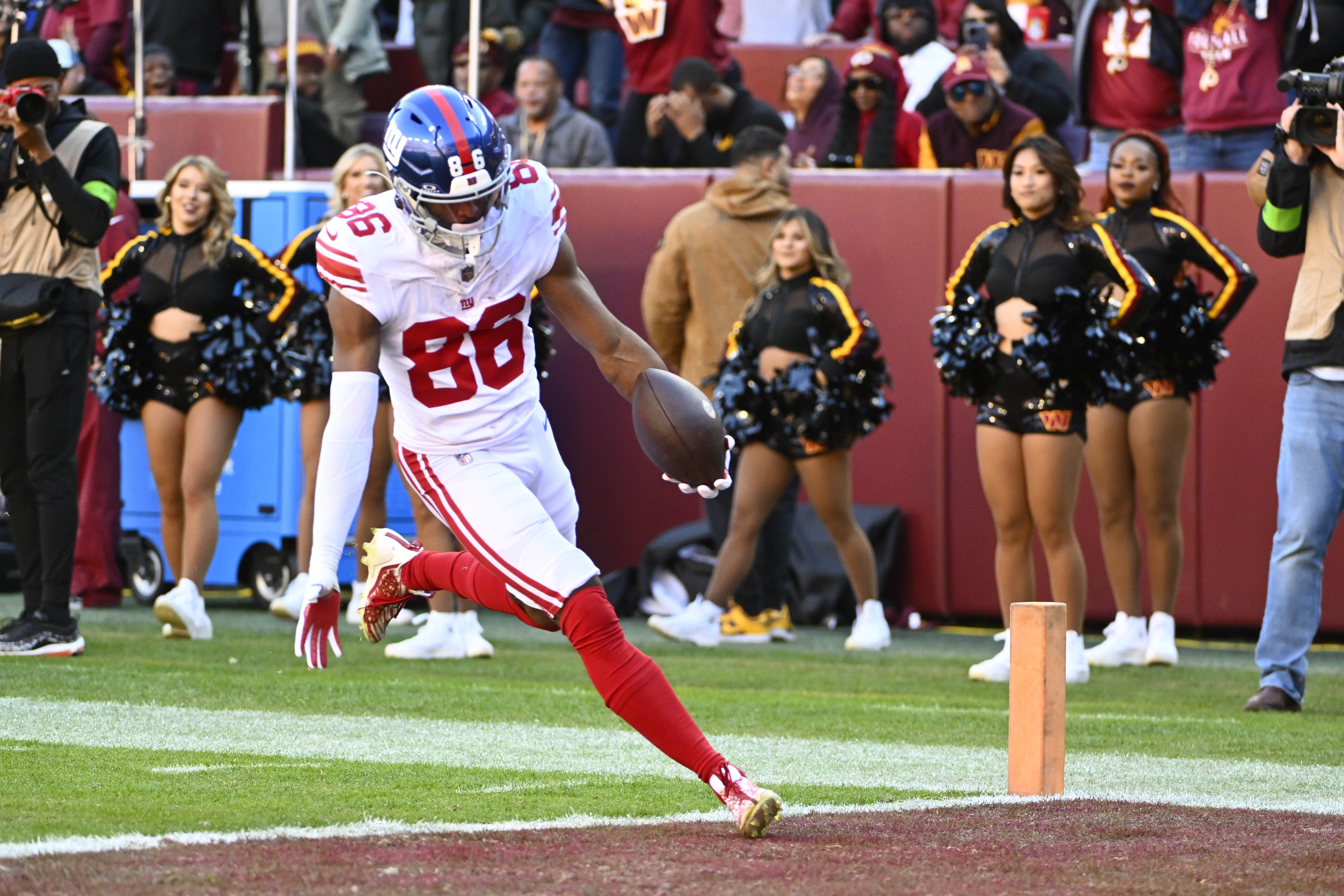 New York Giants wide receiver Darius Slayton (86) scores a touchdown against the Washington Commanders during the first half at FedExField