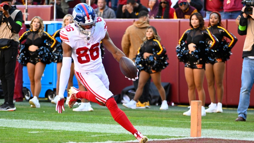 New York Giants wide receiver Darius Slayton (86) scores a touchdown  against the Washington Commanders during the first half at FedExField