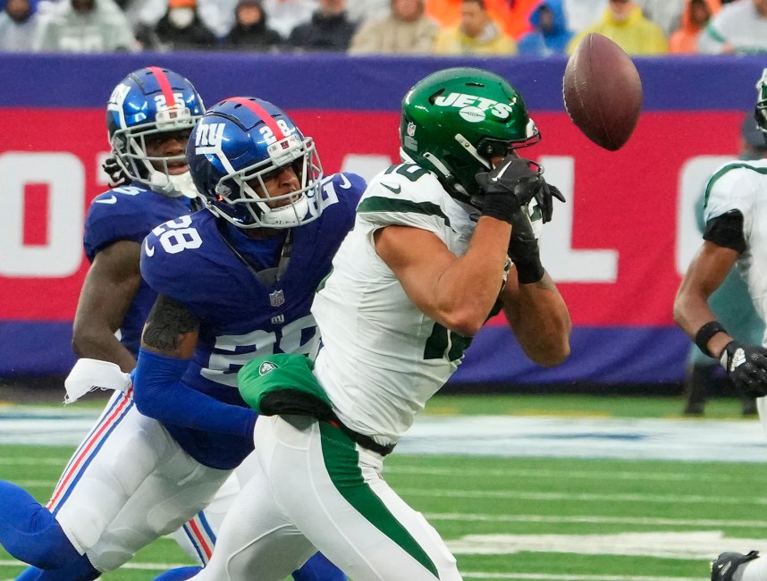 New York Jets wide receiver Allen Lazard (10) drops the ball as New York Giants cornerback Cor'Dale Flott (28) defends during the first half at MetLife Stadium
