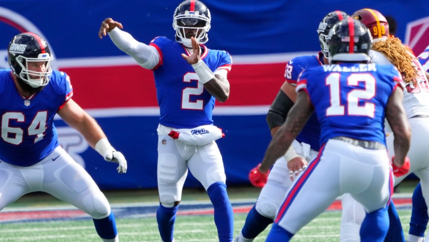 New York Giants quarterback Tyrod Taylor (2) throws complete to tight end Darren Waller (12) against the Commanders at MetLife Stadium