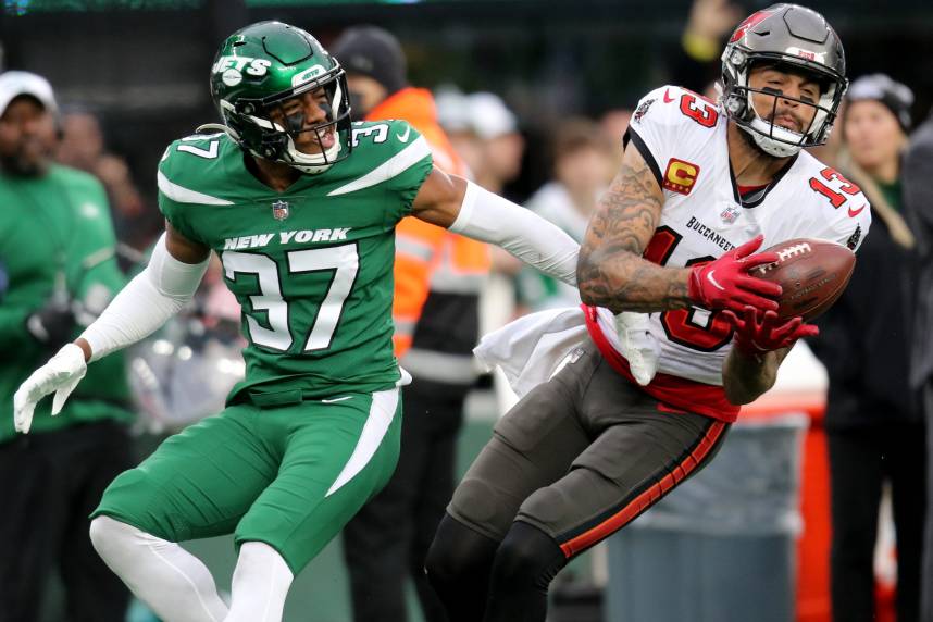 Mike Evans, of the Tampa Bay Bucaneers, was unable to hold onto this fourth quarter pass, as Bryce Hall, of the New York Jets