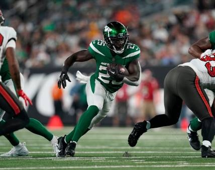 New York Jets running back Israel Abanikanda (25) rushes with the ball in the second half. The Buccaneers defeat the Jets, 13-6, in a preseason NFL game at MetLife Stadium on Saturday