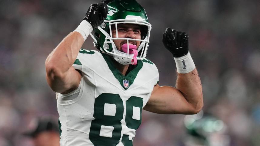 New York Jets tight end Jeremy Ruckert (89) gestures to the crowd in the second half. The Jets defeat the Bills in overtime, 22-16,